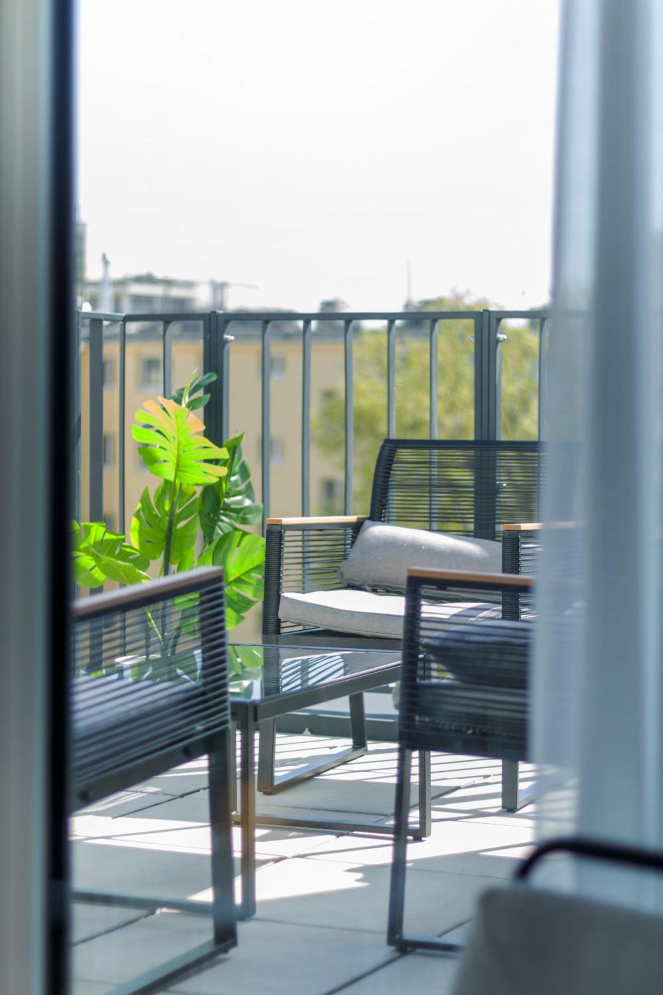 1 Min To Public Transport - 3 Min To Supermarket And Pharmacy - On-site Parking For 19,90 Eur