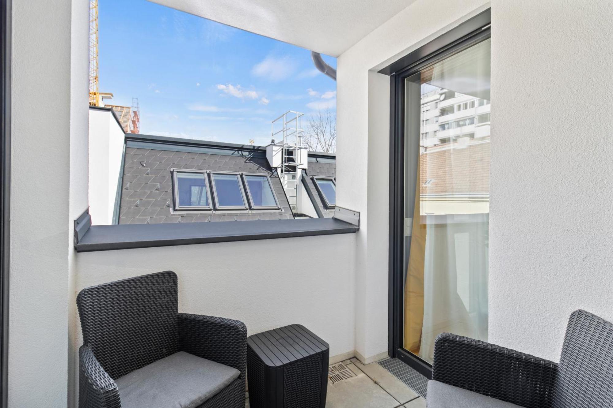 1 Min To Public Transport - 3 Min To Supermarket And Pharmacy - On-site Parking For 19,90 Eur